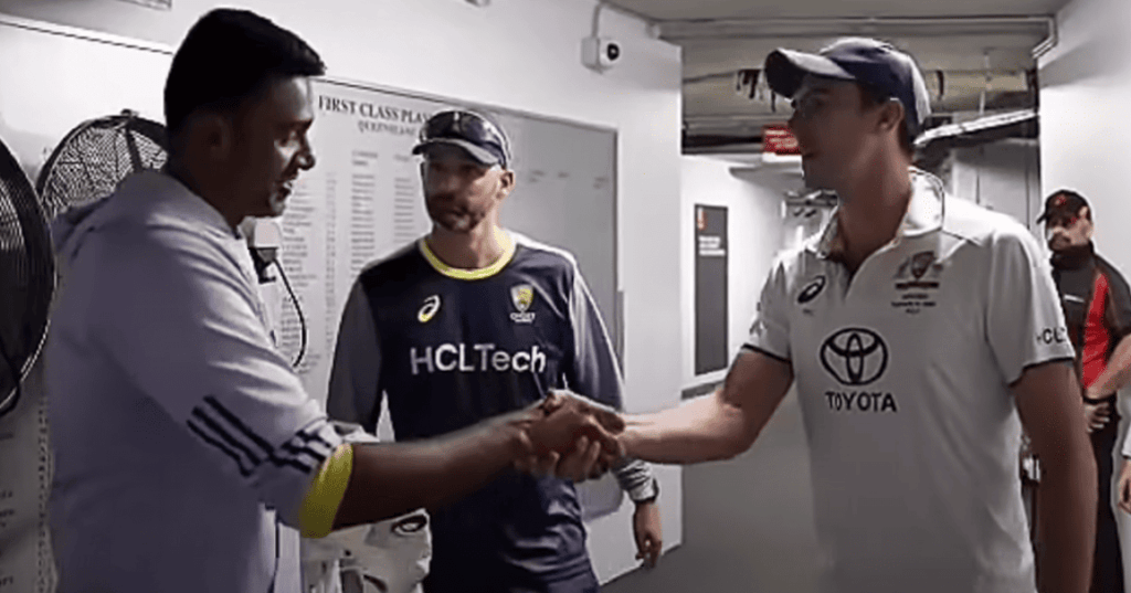 Two person are shaking hands